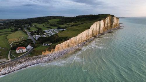 Point de vue aérien des falaises à proximité du camping