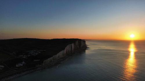 Photo des falaises avec soleil couchant