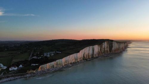 Point de vue aérien des falaises avec soleil couchant