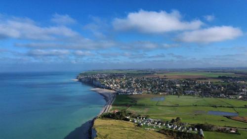 Point de vue aérien éloigné de Criel-sur-Mer et de ses environs
