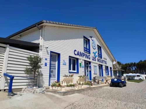 Accueil du camping en contre plongée