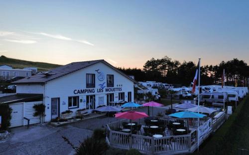 Photo de l'accueil du camping et de la terrasse