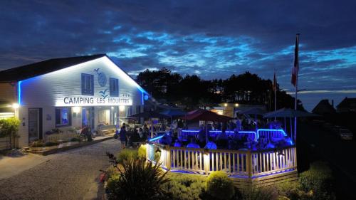 Photo du camping de nuit avec ses éclairages