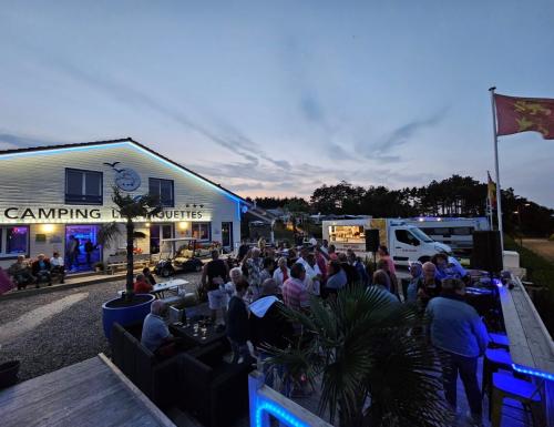 Photo d'une soirée au camping sur la terrasse